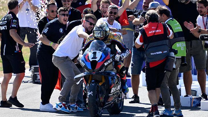 Toprak Razgatlıoğlunun şampiyonluk kutlamasından fotoğraflar