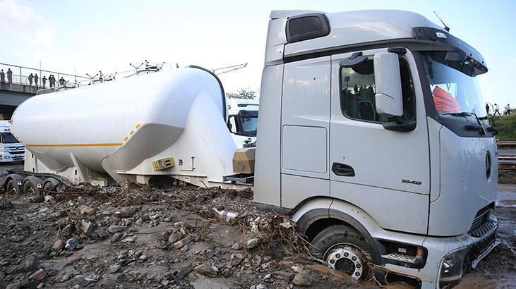 Hatayda sağanak nedeniyle Toprakkale-İskenderun Otoyolunda araçlar mahsur kaldı