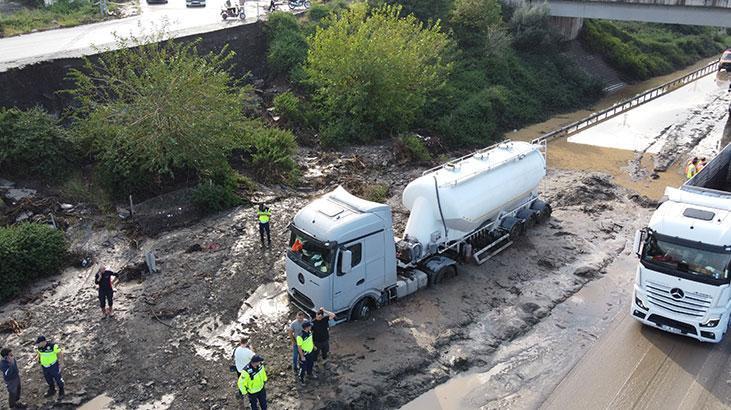 Hatayda sağanak nedeniyle Toprakkale-İskenderun Otoyolunda araçlar mahsur kaldı