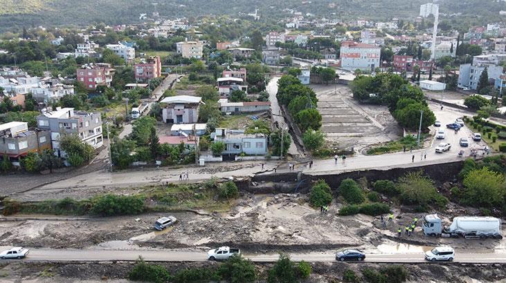 Hatayda sağanak nedeniyle Toprakkale-İskenderun Otoyolunda araçlar mahsur kaldı
