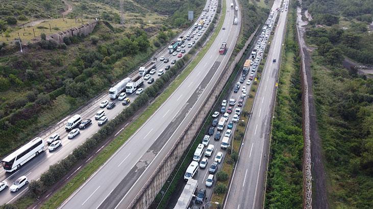 Hatayda sağanak nedeniyle Toprakkale-İskenderun Otoyolunda araçlar mahsur kaldı