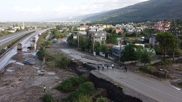 Hatayda sağanak nedeniyle Toprakkale-İskenderun Otoyolunda araçlar mahsur kaldı