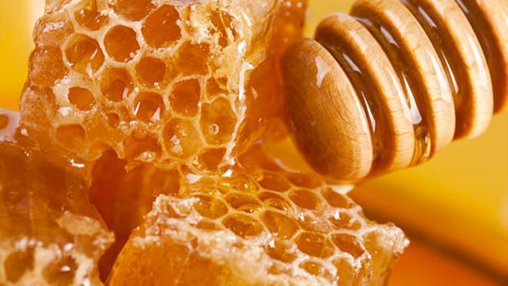 Petek balı tülbentle süzme sırrı Tek damlası bile ziyan olmuyor Petek balı tülbentle süzme sırrı Tek damlası bile ziyan olmuyor