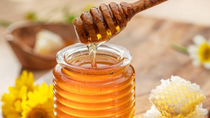 Petek balı tülbentle süzme sırrı Tek damlası bile ziyan olmuyor Petek balı tülbentle süzme sırrı Tek damlası bile ziyan olmuyor