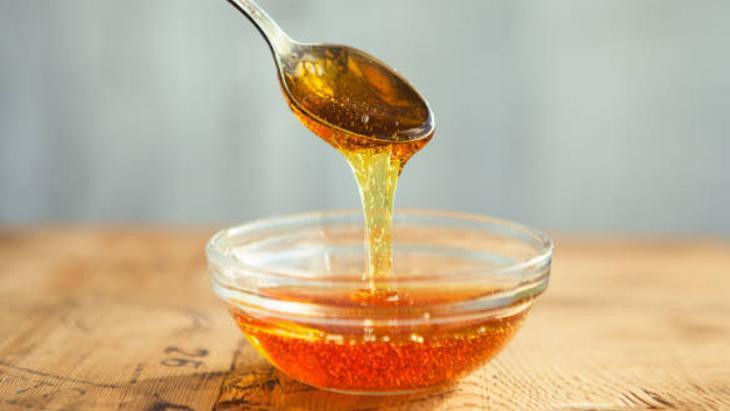 Petek balı tülbentle süzme sırrı Tek damlası bile ziyan olmuyor Petek balı tülbentle süzme sırrı Tek damlası bile ziyan olmuyor