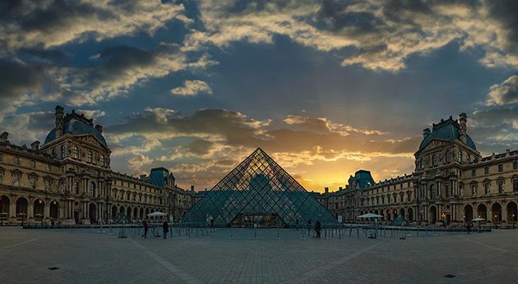Soygun şoku sonrası Fransa'daki Louvre Müzesi yeniden açıldı