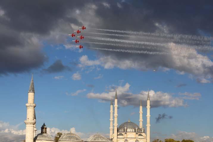 Cumhuriyetin 102. yılına hazırlık Türk Yıldızları Selimiye semalarında test uçuşu yaptı