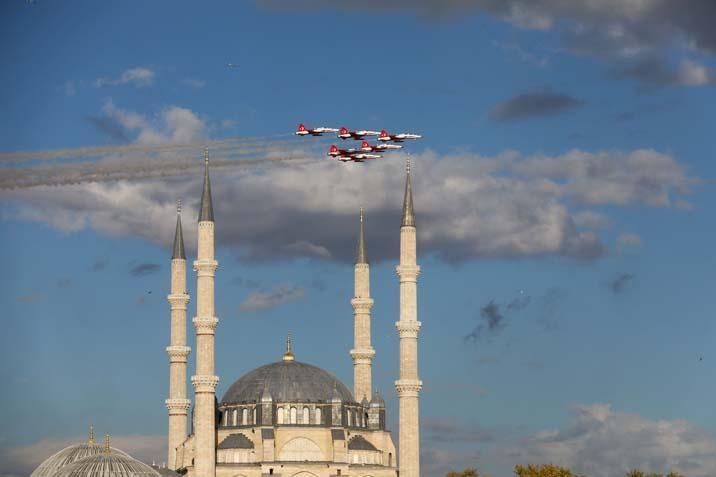 Cumhuriyetin 102. yılına hazırlık Türk Yıldızları Selimiye semalarında test uçuşu yaptı
