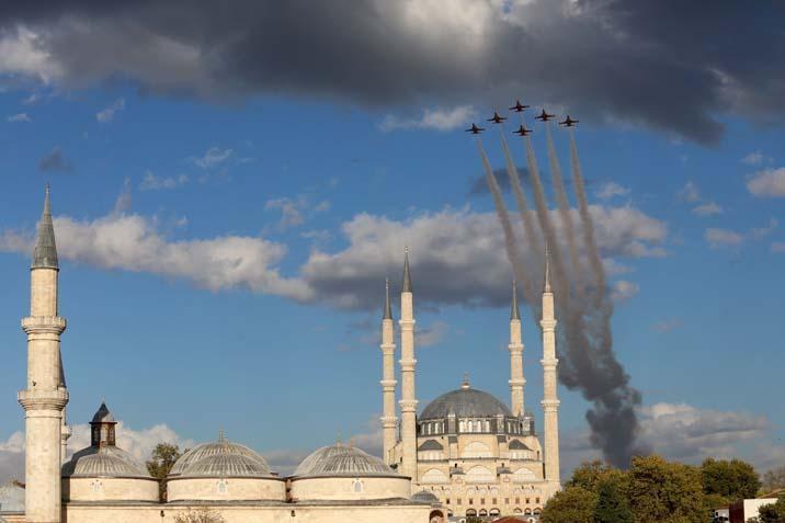 Cumhuriyetin 102. yılına hazırlık Türk Yıldızları Selimiye semalarında test uçuşu yaptı