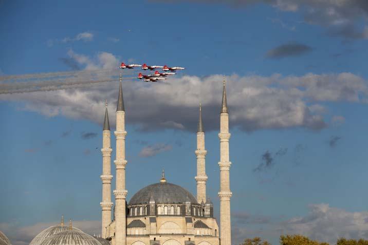 Cumhuriyetin 102. yılına hazırlık Türk Yıldızları Selimiye semalarında test uçuşu yaptı