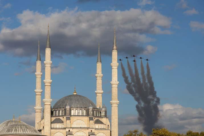 Cumhuriyetin 102. yılına hazırlık Türk Yıldızları Selimiye semalarında test uçuşu yaptı