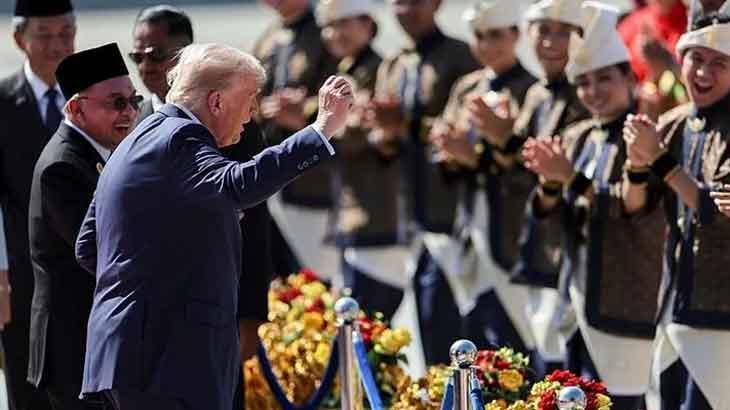 Asya turuna çıkan Trump yine sosyal medyaya düştü! Uçaktan inip dans etti