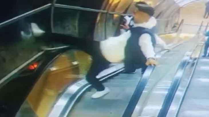 İzmir'de yaya üst geçidine tekme ve yumruklarla zarar verdiler! O anlar kamerada