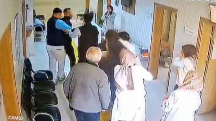 Kadın doktora çirkin saldırı! Boğazına sarılıp darbetmeye çalıştığı anlar kamerada