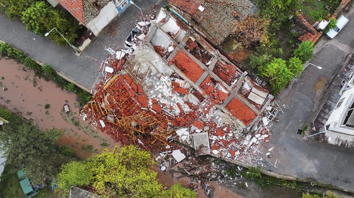 Balıkesirdeki 6.1 büyüklüğündeki depremin hasarı gün ağarınca ortaya çıktı Balıkesirdeki 6.1 büyüklüğündeki depremin hasarı gün ağarınca ortaya çıktı