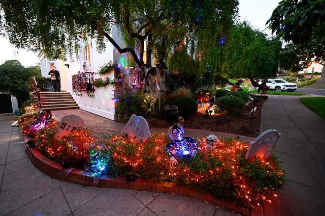 ABD’de Cadılar Bayramı hazırlığı başladı Sokaklar korku filmini aratmıyor ABD’de Cadılar Bayramı hazırlığı başladı Sokaklar korku filmini aratmıyor