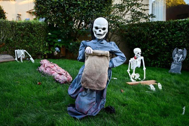 ABD’de Cadılar Bayramı hazırlığı başladı Sokaklar korku filmini aratmıyor ABD’de Cadılar Bayramı hazırlığı başladı Sokaklar korku filmini aratmıyor