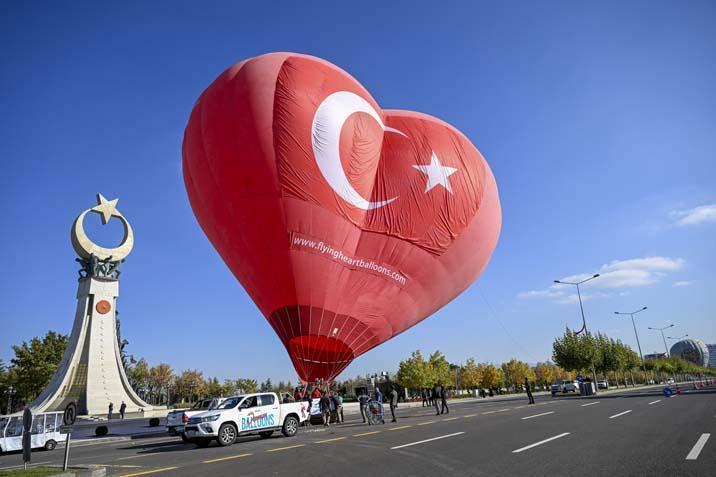 Cumhuriyet coşkusu gökyüzüne taşındı Bayraklı balonlar Ankara semalarında Cumhuriyet coşkusu gökyüzüne taşındı Bayraklı balonlar Ankara semalarında