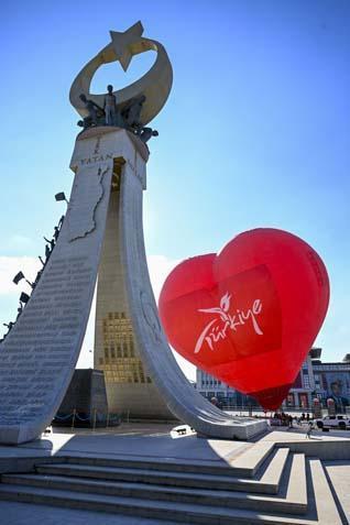 Cumhuriyet coşkusu gökyüzüne taşındı Bayraklı balonlar Ankara semalarında Cumhuriyet coşkusu gökyüzüne taşındı Bayraklı balonlar Ankara semalarında