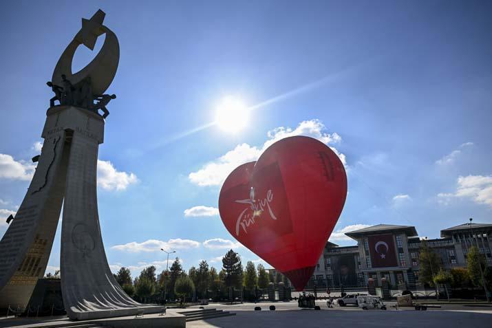 Cumhuriyet coşkusu gökyüzüne taşındı Bayraklı balonlar Ankara semalarında Cumhuriyet coşkusu gökyüzüne taşındı Bayraklı balonlar Ankara semalarında
