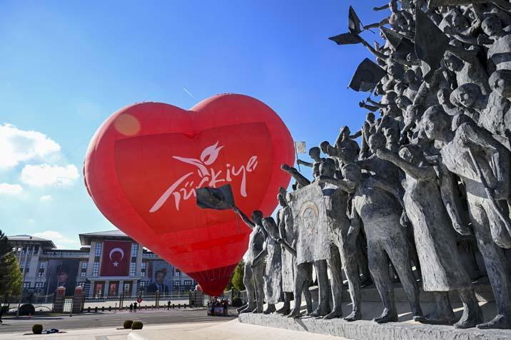 Cumhuriyet coşkusu gökyüzüne taşındı Bayraklı balonlar Ankara semalarında Cumhuriyet coşkusu gökyüzüne taşındı Bayraklı balonlar Ankara semalarında