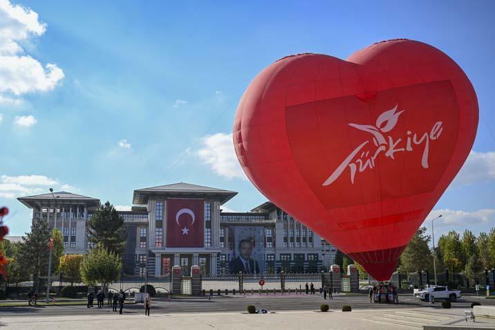Cumhuriyet coşkusu gökyüzüne taşındı Bayraklı balonlar Ankara semalarında Cumhuriyet coşkusu gökyüzüne taşındı Bayraklı balonlar Ankara semalarında