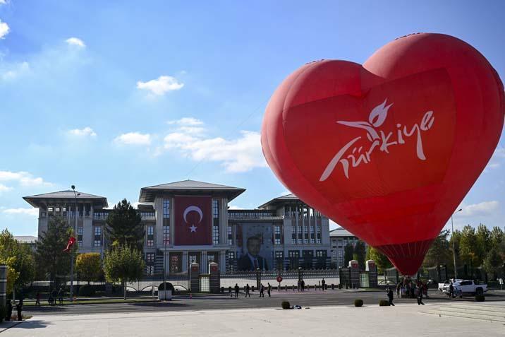 Cumhuriyet coşkusu gökyüzüne taşındı Bayraklı balonlar Ankara semalarında Cumhuriyet coşkusu gökyüzüne taşındı Bayraklı balonlar Ankara semalarında
