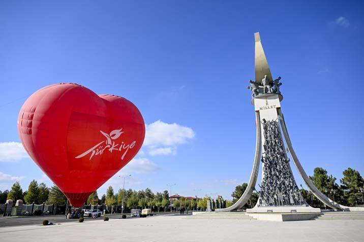 Cumhuriyet coşkusu gökyüzüne taşındı Bayraklı balonlar Ankara semalarında Cumhuriyet coşkusu gökyüzüne taşındı Bayraklı balonlar Ankara semalarında