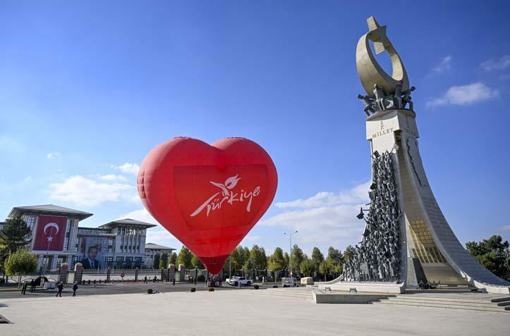 Cumhuriyet coşkusu gökyüzüne taşındı Bayraklı balonlar Ankara semalarında Cumhuriyet coşkusu gökyüzüne taşındı Bayraklı balonlar Ankara semalarında