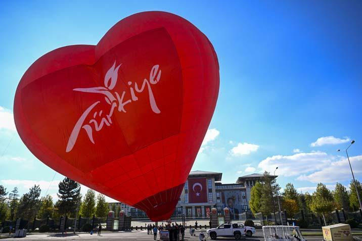 Cumhuriyet coşkusu gökyüzüne taşındı Bayraklı balonlar Ankara semalarında Cumhuriyet coşkusu gökyüzüne taşındı Bayraklı balonlar Ankara semalarında
