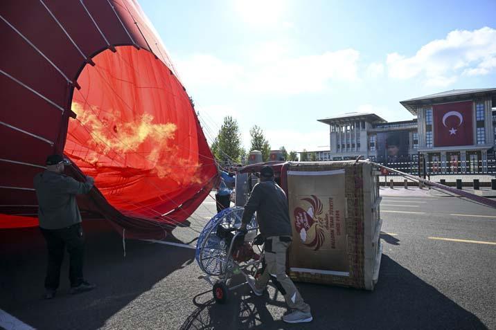 Cumhuriyet coşkusu gökyüzüne taşındı Bayraklı balonlar Ankara semalarında Cumhuriyet coşkusu gökyüzüne taşındı Bayraklı balonlar Ankara semalarında
