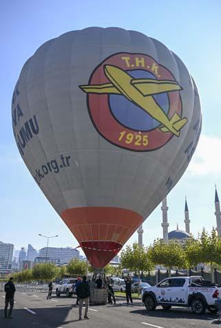 Cumhuriyet coşkusu gökyüzüne taşındı Bayraklı balonlar Ankara semalarında Cumhuriyet coşkusu gökyüzüne taşındı Bayraklı balonlar Ankara semalarında