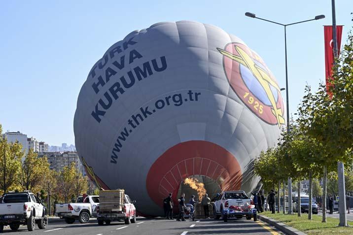 Cumhuriyet coşkusu gökyüzüne taşındı Bayraklı balonlar Ankara semalarında Cumhuriyet coşkusu gökyüzüne taşındı Bayraklı balonlar Ankara semalarında