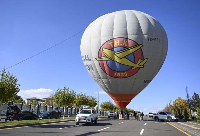 Cumhuriyet coşkusu gökyüzüne taşındı Bayraklı balonlar Ankara semalarında Cumhuriyet coşkusu gökyüzüne taşındı Bayraklı balonlar Ankara semalarında