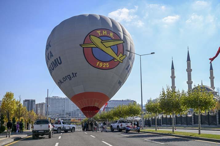 Cumhuriyet coşkusu gökyüzüne taşındı Bayraklı balonlar Ankara semalarında Cumhuriyet coşkusu gökyüzüne taşındı Bayraklı balonlar Ankara semalarında