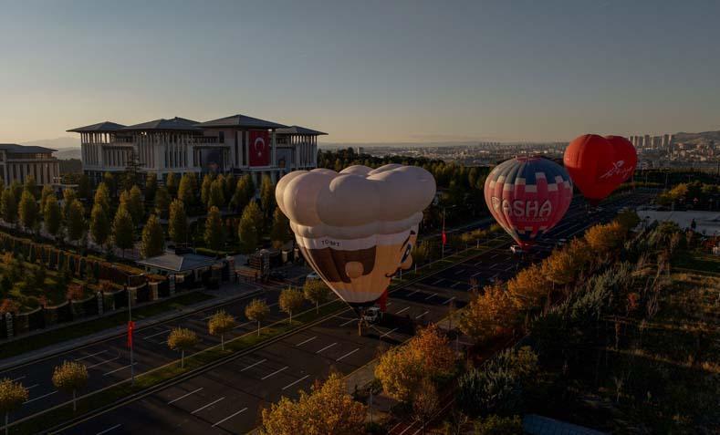 Cumhuriyet coşkusu gökyüzüne taşındı Bayraklı balonlar Ankara semalarında Cumhuriyet coşkusu gökyüzüne taşındı Bayraklı balonlar Ankara semalarında