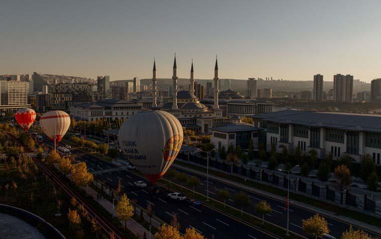 Cumhuriyet coşkusu gökyüzüne taşındı Bayraklı balonlar Ankara semalarında Cumhuriyet coşkusu gökyüzüne taşındı Bayraklı balonlar Ankara semalarında