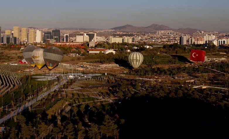 Cumhuriyet coşkusu gökyüzüne taşındı Bayraklı balonlar Ankara semalarında Cumhuriyet coşkusu gökyüzüne taşındı Bayraklı balonlar Ankara semalarında