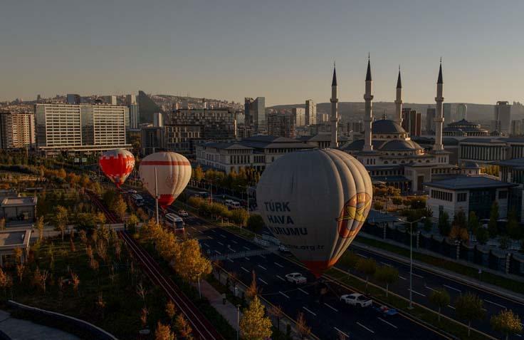 Cumhuriyet coşkusu gökyüzüne taşındı Bayraklı balonlar Ankara semalarında Cumhuriyet coşkusu gökyüzüne taşındı Bayraklı balonlar Ankara semalarında