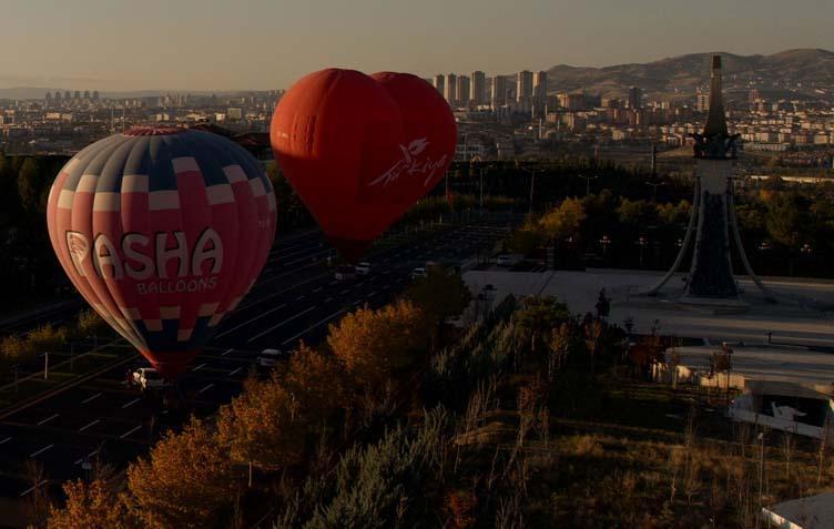 Cumhuriyet coşkusu gökyüzüne taşındı Bayraklı balonlar Ankara semalarında Cumhuriyet coşkusu gökyüzüne taşındı Bayraklı balonlar Ankara semalarında
