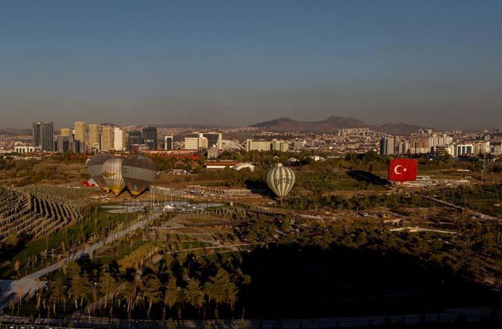 Cumhuriyet coşkusu gökyüzüne taşındı Bayraklı balonlar Ankara semalarında Cumhuriyet coşkusu gökyüzüne taşındı Bayraklı balonlar Ankara semalarında