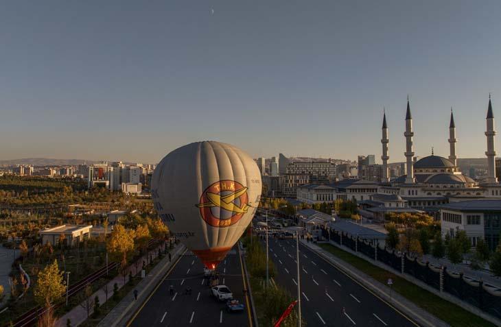 Cumhuriyet coşkusu gökyüzüne taşındı Bayraklı balonlar Ankara semalarında Cumhuriyet coşkusu gökyüzüne taşındı Bayraklı balonlar Ankara semalarında