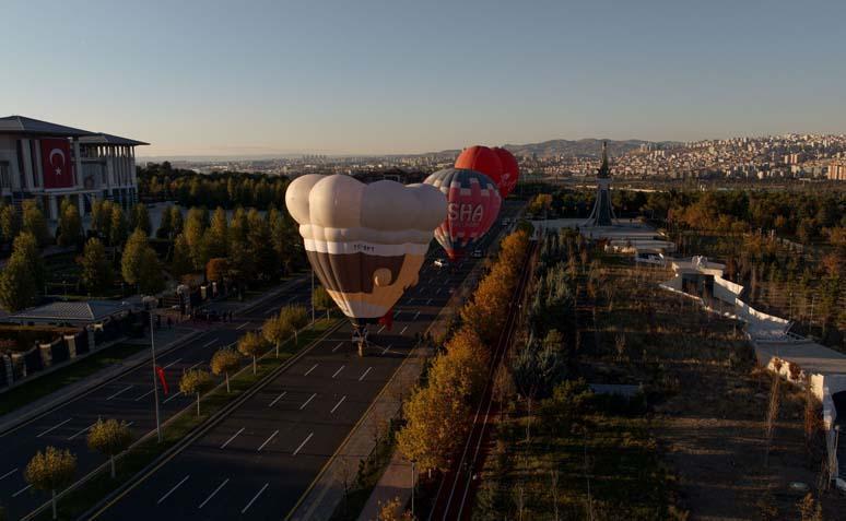 Cumhuriyet coşkusu gökyüzüne taşındı Bayraklı balonlar Ankara semalarında Cumhuriyet coşkusu gökyüzüne taşındı Bayraklı balonlar Ankara semalarında