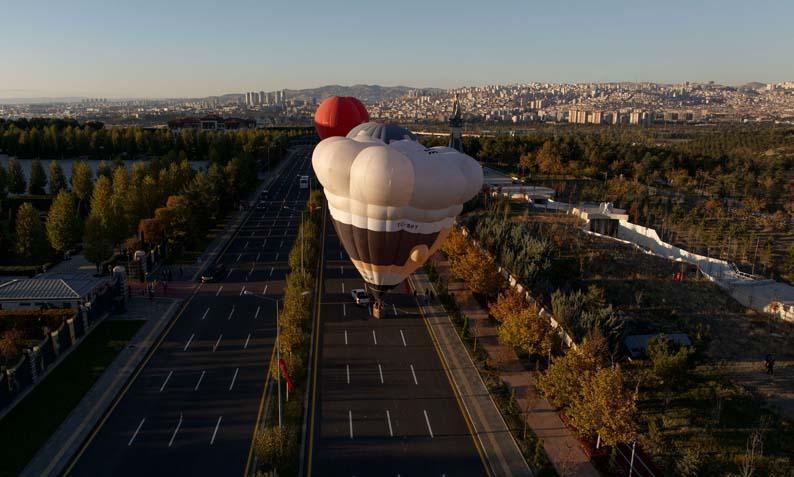 Cumhuriyet coşkusu gökyüzüne taşındı Bayraklı balonlar Ankara semalarında Cumhuriyet coşkusu gökyüzüne taşındı Bayraklı balonlar Ankara semalarında