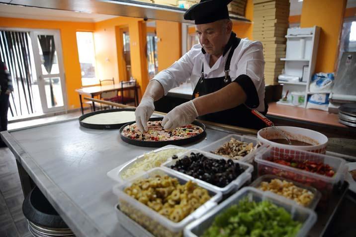 Köyüne pizzacı açtı Şehirli ustanın taş fırınına 150 km uzaktan gelenler var