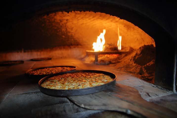 Köyüne pizzacı açtı Şehirli ustanın taş fırınına 150 km uzaktan gelenler var