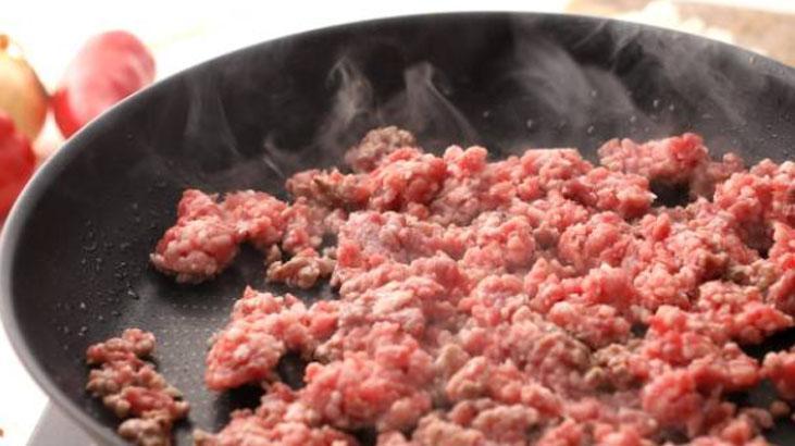 Kıymayı böyle kavurmayın Şeflerin ısrarla uyardığı hata lezzeti mahvediyor Kıymayı böyle kavurmayın Şeflerin ısrarla uyardığı hata lezzeti mahvediyor