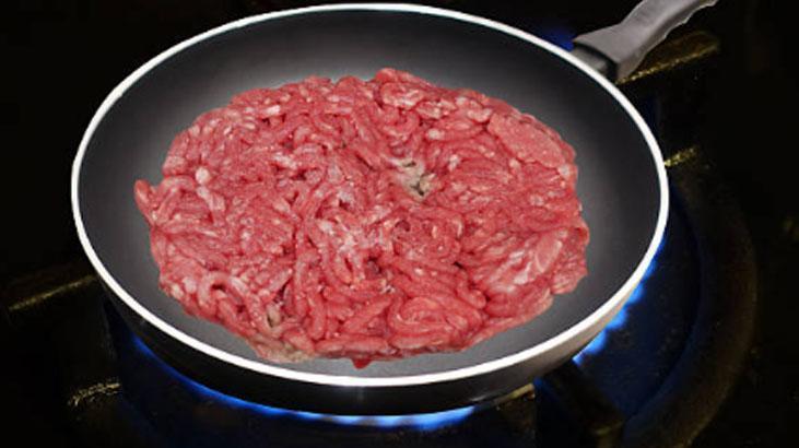 Kıymayı böyle kavurmayın Şeflerin ısrarla uyardığı hata lezzeti mahvediyor Kıymayı böyle kavurmayın Şeflerin ısrarla uyardığı hata lezzeti mahvediyor