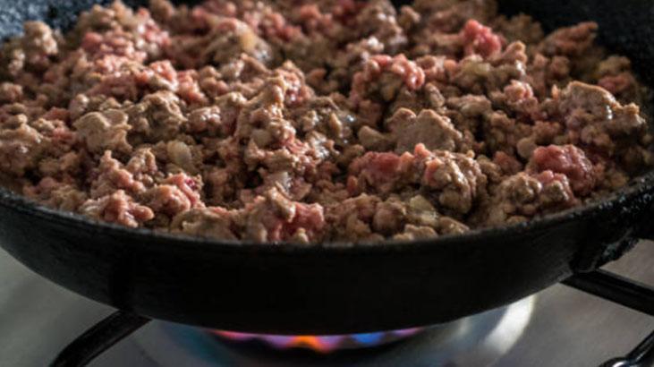 Kıymayı böyle kavurmayın Şeflerin ısrarla uyardığı hata lezzeti mahvediyor Kıymayı böyle kavurmayın Şeflerin ısrarla uyardığı hata lezzeti mahvediyor