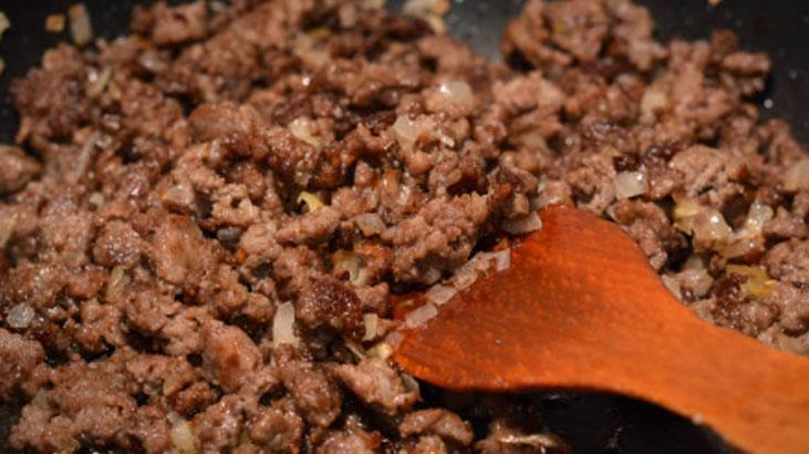Kıymayı böyle kavurmayın Şeflerin ısrarla uyardığı hata lezzeti mahvediyor Kıymayı böyle kavurmayın Şeflerin ısrarla uyardığı hata lezzeti mahvediyor